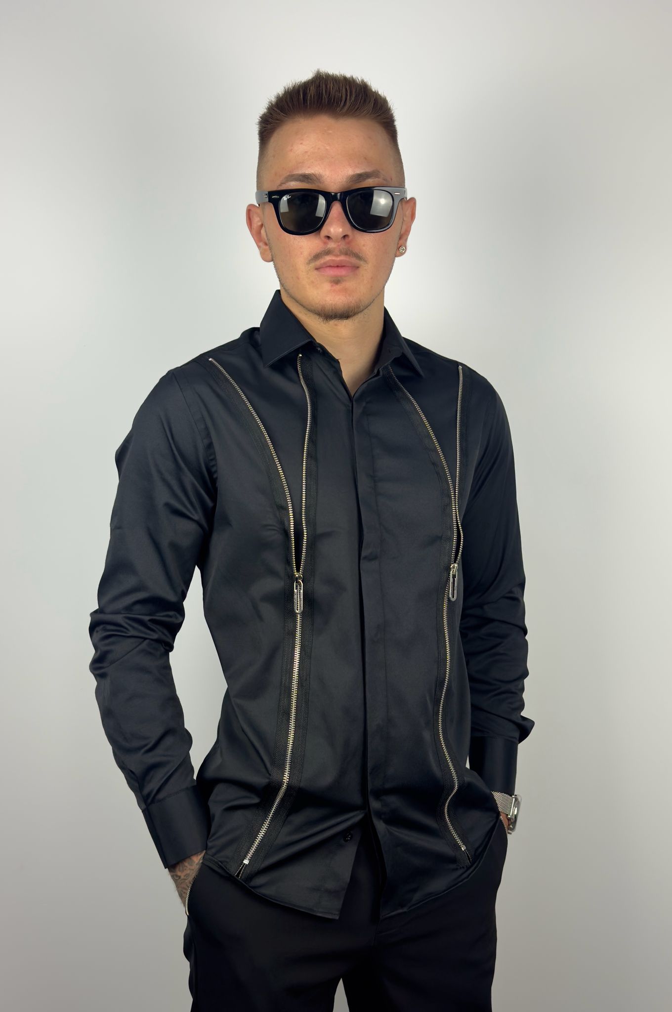 CAMASA NEAGRA CU FERMOARE METALICE