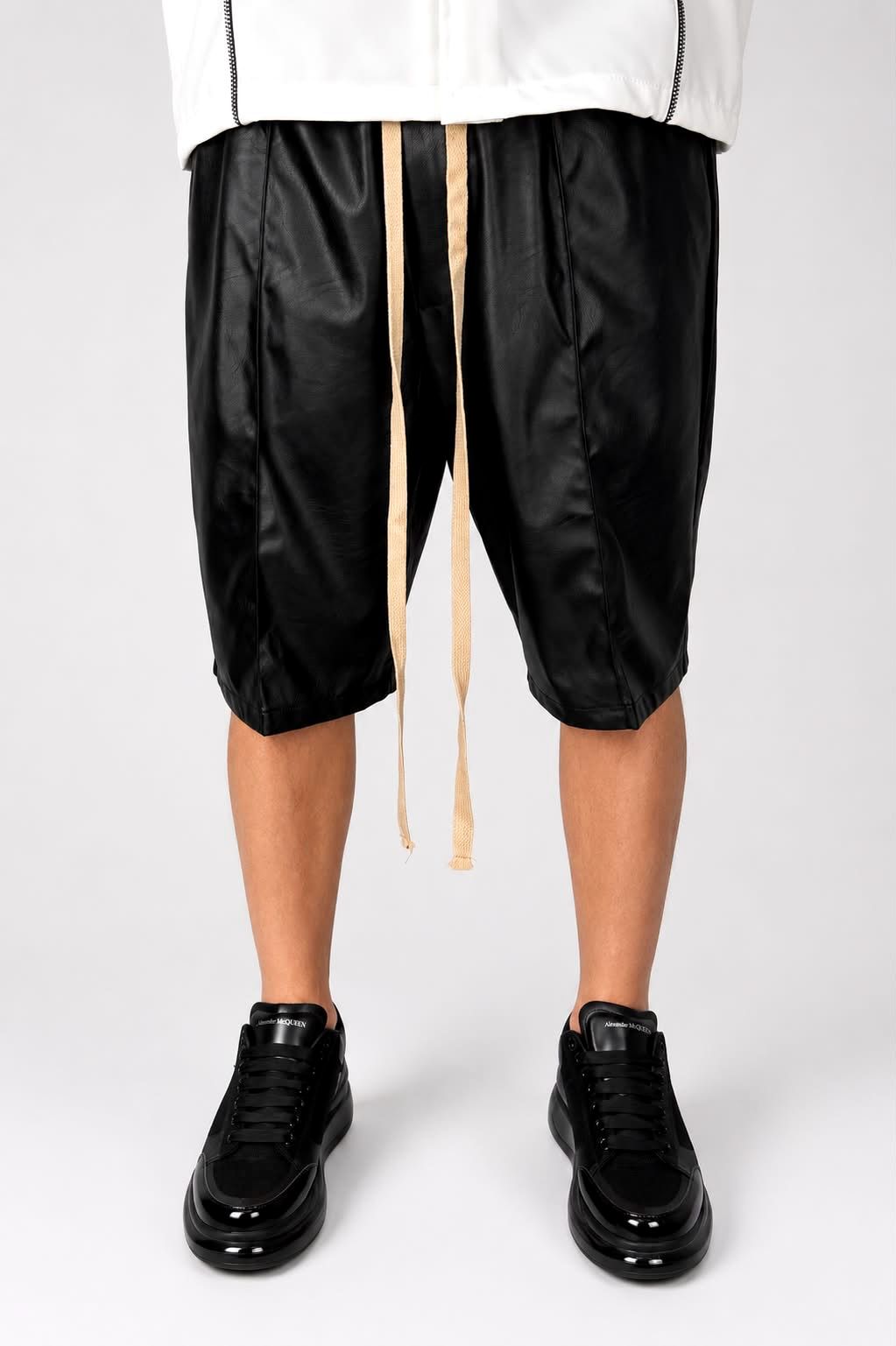 PANTALONI SCURTI DIN PIELE ECOLOGICA