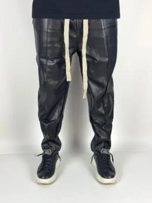 PANTALONI NEGRI DIN PIELE ECOLOGICA CU SNUR
