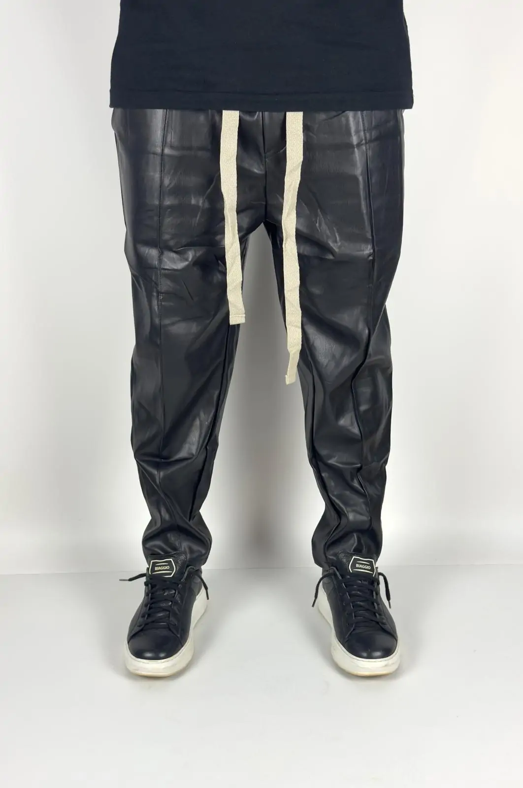 PANTALONI NEGRI DIN PIELE ECOLOGICA CU SNUR