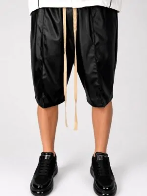 PANTALONI SCURTI DIN PIELE ECOLOGICA